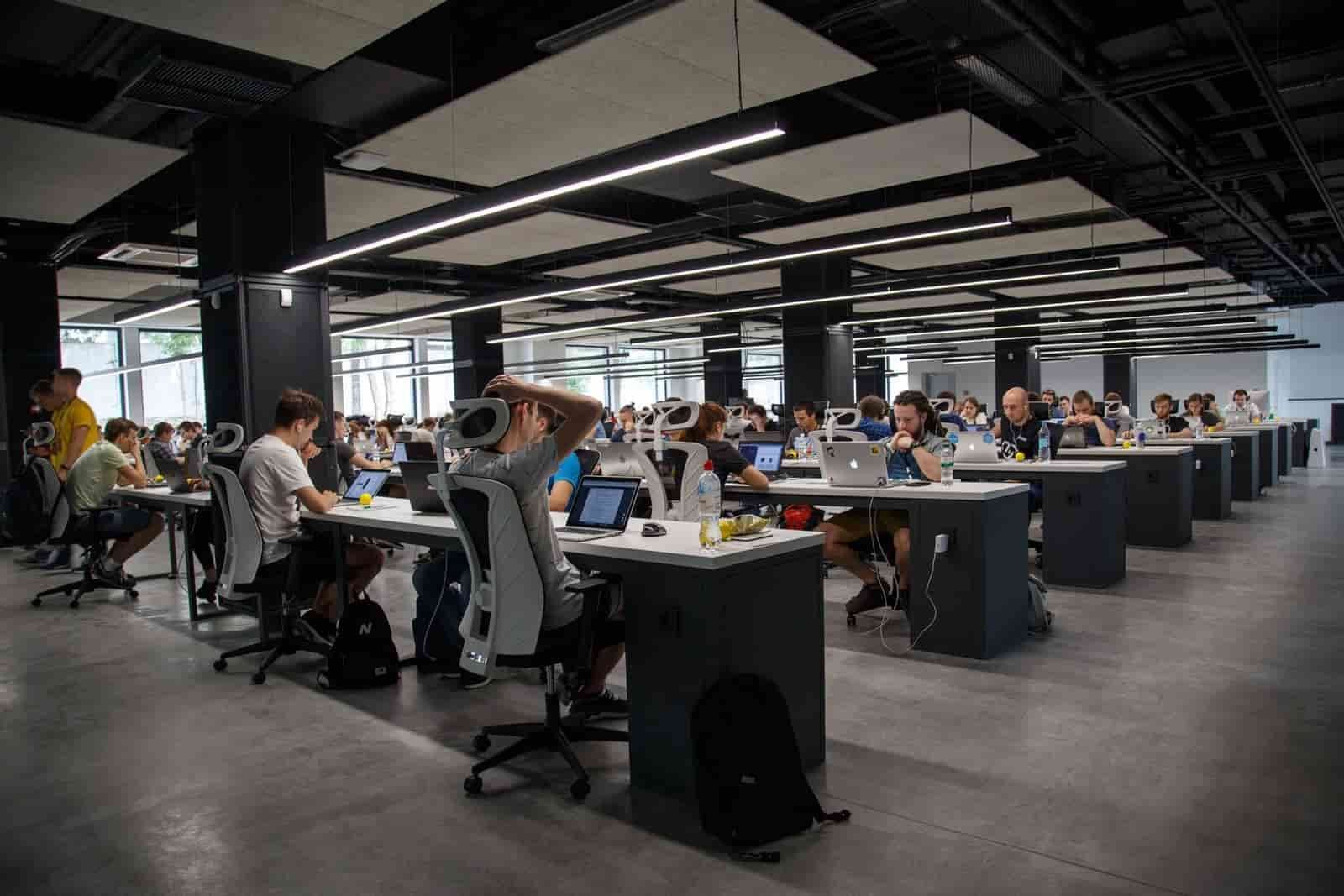 Tu seguro de salud para trabajar o estudiar en España sin preocupaciones Entorno laboral moderno para extranjeros en España que requieren cobertura de seguro médico